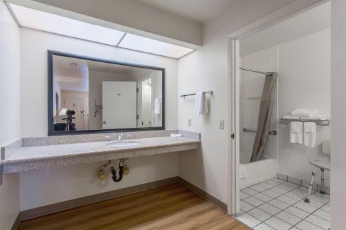un baño con lavabo y espejo en Motel 6-Lordsburg, NM, en Lordsburg