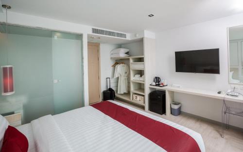 The Bloc Hotel Phuket - SHA Extra Plusにあるテレビまたはエンターテインメントセンター