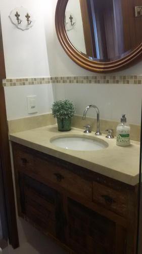 イタイパバにあるChalé da Manga Largaの洗面台と鏡を備えたバスルームのカウンター