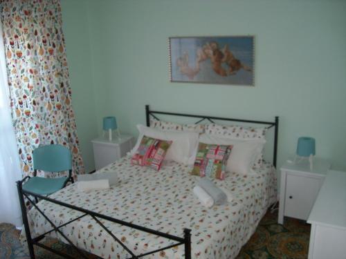 una camera da letto con un letto e una sedia di Giovannixxlll B&B a Catania