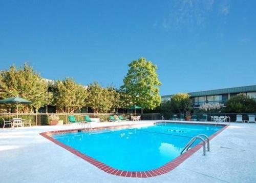 Lugoff的住宿－卡姆登西部旅館，蓝色海水大型游泳池