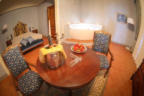a living room with a wooden table and chairs at Relais Villa Poschi in Pugnano