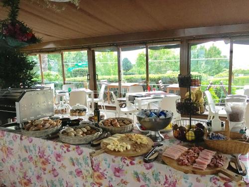 una mesa con muchas cestas de comida. en Pazo do Rio, en A Coruña