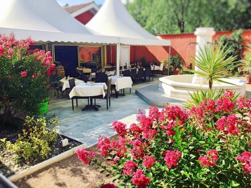 Κήπος έξω από το The Originals Boutique, Hôtel Le Pillebois, Bourg-en-Bresse Nord