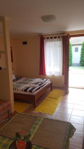 Posteľ alebo postele v izbe v ubytovaní OKKER Apartman