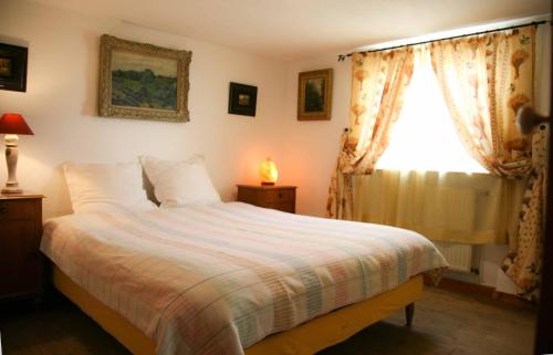 a bedroom with a large bed with a window at Gästehaus Cheval Blanc in Lorch am Rhein