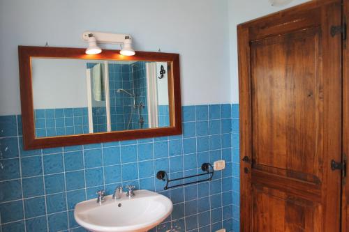 a bathroom with a sink and a mirror at Agriturismo Caliano in Asciano