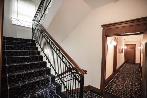 a hallway with a staircase and a window at Apartamenty Villa Artis in Świnoujście