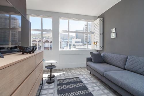 Гостиная зона в Keerom 66 - Beautiful modern apartment in heart of Cape Town