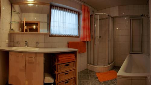 ノイシュティフト・イム・シュトゥーバイタールにあるApartment Voellenkleeのバスルーム(シンク、シャワー、バスタブ付)