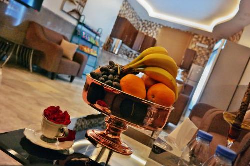 un bol de fruta sentado en una mesa en فضة تالا للشقق المخدومة 1, en Buraidah