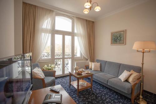 a living room with a couch and a window at Apartamenty Villa Artis in Świnoujście