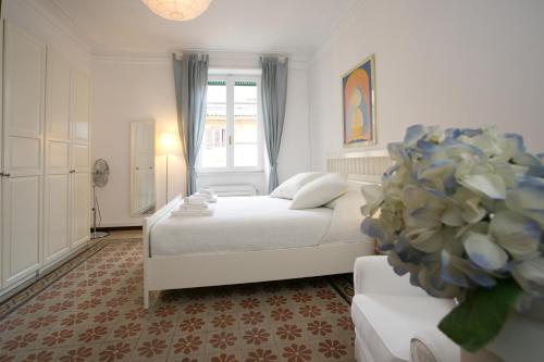 ローマにあるMorin 27のベッドルーム1室(ベッド1台、花瓶1本付)