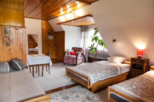 ザコパネにあるOasis Zakopaneのベッドルーム1室(ベッド2台、テーブル、椅子付)