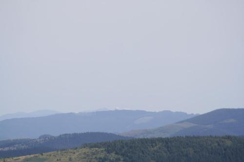 a view of the mountains from the top of a hill at Садиба під Гострою in Zhdenievo