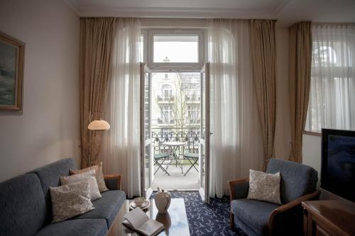 a living room with a couch and a large window at Apartamenty Villa Artis in Świnoujście