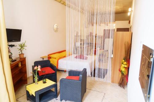 uma pequena sala com um quarto com uma cama e uma mesa em Relax Room em Mazara del Vallo