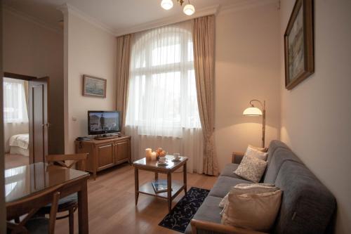 a living room with a couch and a table at Apartamenty Villa Artis in Świnoujście
