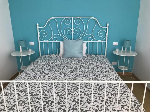 コスタ・デ・アンティグアにあるOcean View Bouganvilleの青い壁のベッド付きの青いベッドルーム1室