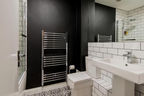 Ένα μπάνιο στο M-Hotels Apartments