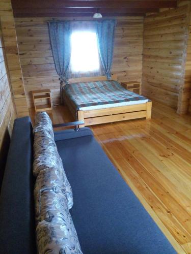 a room with a bed and a window in a cabin at Pulemchanka in Pulemets