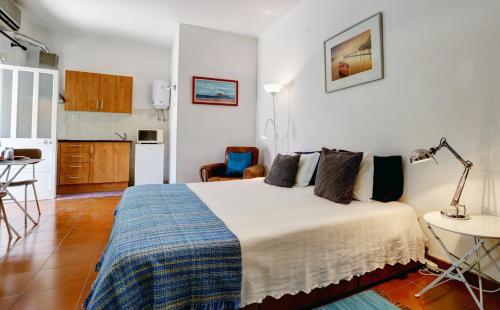 En eller flere senge i et værelse på Alojamentos Oasis