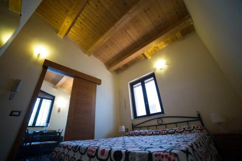 ein Schlafzimmer mit einem Bett und zwei Fenstern in der Unterkunft Red Orange Catania Ognina in Catania