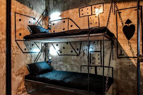 un par de literas en una habitación en ALCATRAZ JAIL-HOSTEL en Tiflis