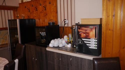 a microwave oven sitting on a counter in a room at Tinódi Fogadó in Sárvár