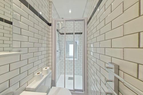 ル・クロワジックにあるLes Salorgesの白いバスルーム(シャワー、トイレ付)