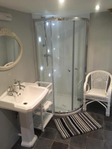 Een badkamer bij The Malt Scoop Inn