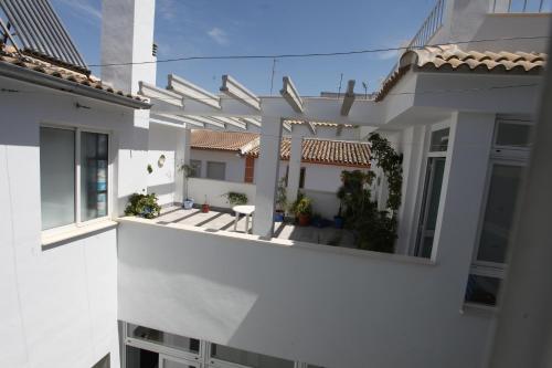 an external view of a white house at Pensión Guerrero in Cabra