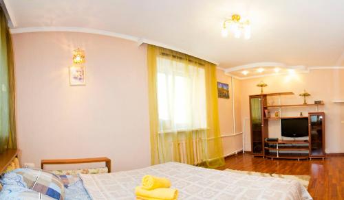 Кровать или кровати в номере RENT-сервис Apartment Irtyshskaya Naberezhnaya 29