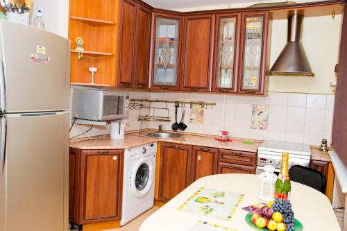 Η κουζίνα ή μικρή κουζίνα στο RENT-сервис Apartment Irtyshskaya Naberezhnaya 29