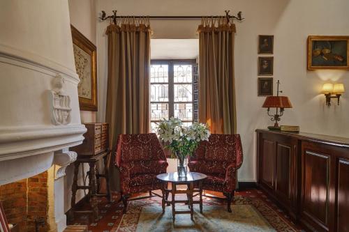 a living room with chairs and a table and a window at Parador de Ubeda in Úbeda