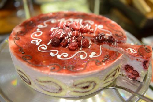a red and white cake on a glass plate at Hotel Boutique Reyall in Santiago