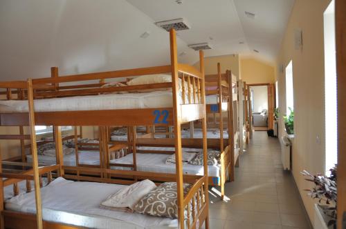 Våningssäng eller våningssängar i ett rum på Hostel Stozhary