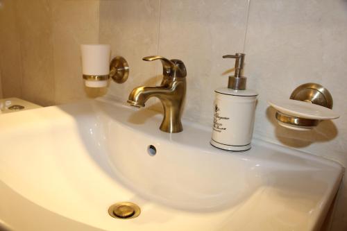 A bathroom at Olga's Studio
