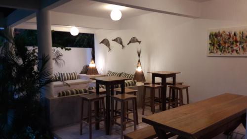 a restaurant with stools and tables in a room at Residence Bons Ventos Jeri in Jericoacoara
