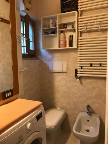 a small bathroom with a toilet and a sink at Appartamento chic Riomaggiore 5 Terre in Riomaggiore