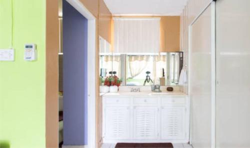 La salle de bains est pourvue d'un lavabo et d'un miroir. dans l'établissement Serenity at the Oxford, à Kingston