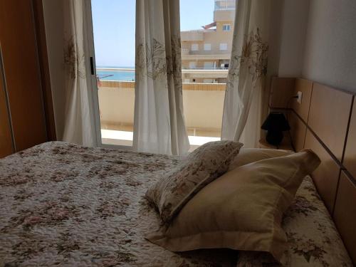 Posteľ alebo postele v izbe v ubytovaní Cala Blanca 2 Frontal al Mar