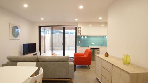 Ruang duduk di Sunset Place Apartments