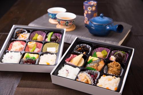 - deux plateaux de sushis sur une table avec des tasses de thé dans l'établissement Hosta Toji San, à Kyoto