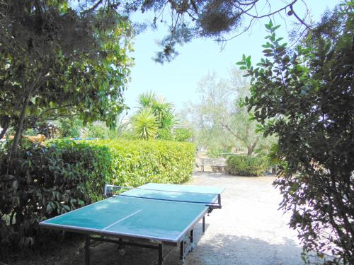 Taula de ping-pong a Villa Antonio Calderisi o a prop