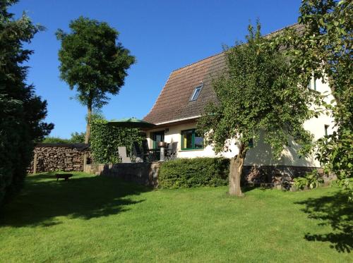 una casa con un árbol en el patio en Zurück zur Natur..., en Vollrathsruhe