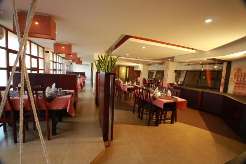 Manuelsons Malabar Palace tesisinde bir restoran veya yemek mekanı