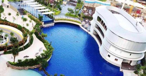 Bazén v ubytování Azure Urban Beach Resort Manila by Radlett nebo v jeho okolí