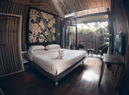 um quarto com uma cama com um bicho de peluche em The Happy 8 Retreat em Ipoh