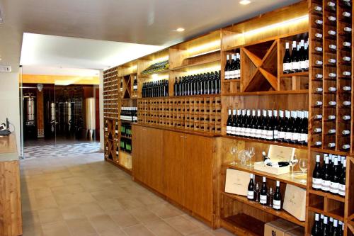 una cantina con un sacco di bottiglie di vino di Resort & Winery Bosco De Medici a Pompei